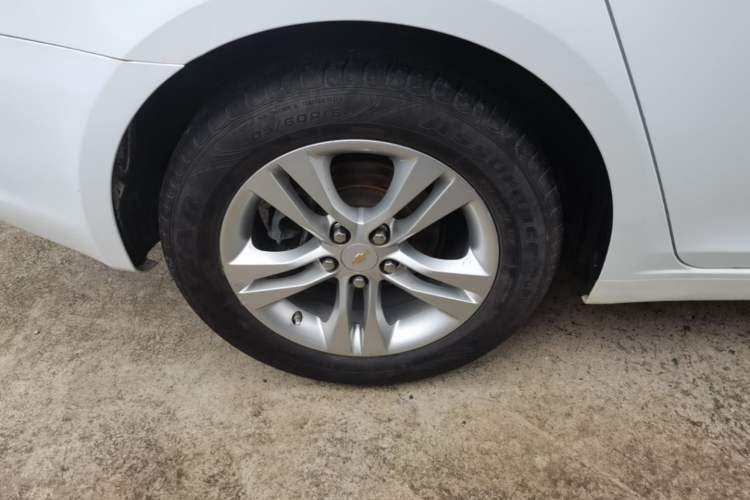 Used Chevrolet Cruze 2013 Hatchback 1.6L Manual Luxury Model Right Rear Wheel Hub