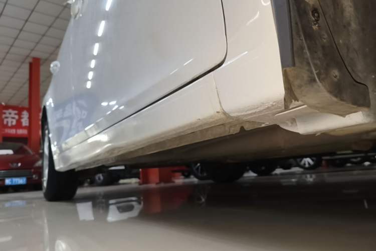 Used Chevrolet Cruze 2013 Hatchback 1.6L Manual Luxury Model Right Side Sill