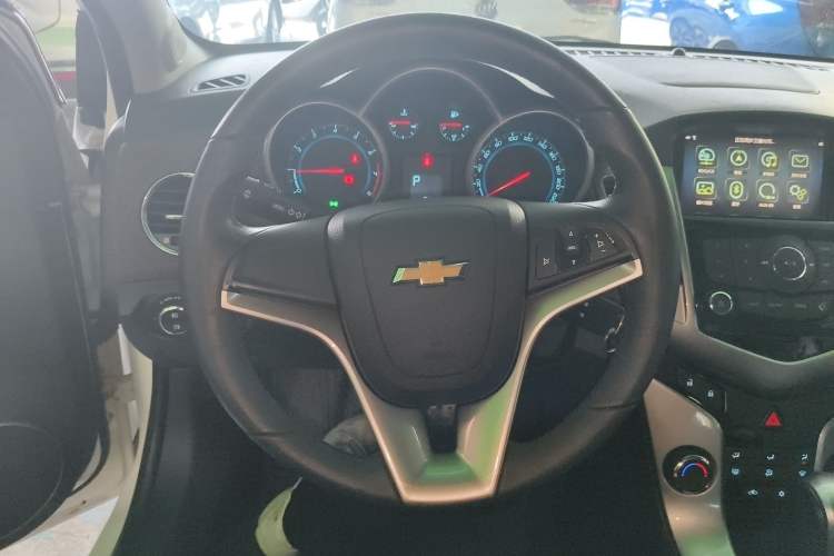 Used Chevrolet Cruze 2013 Hatchback 1.6L Automatic Luxury Model Steering Wheel
