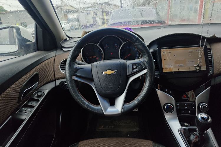 Used Chevrolet Cruze 2013 Hatchback 1.6L Manual Luxury Model Steering Wheel