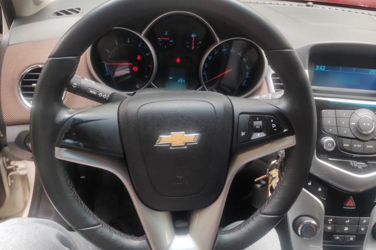 Used Chevrolet Cruze 2013 Hatchback 1.6L Manual Luxury Model Steering Wheel