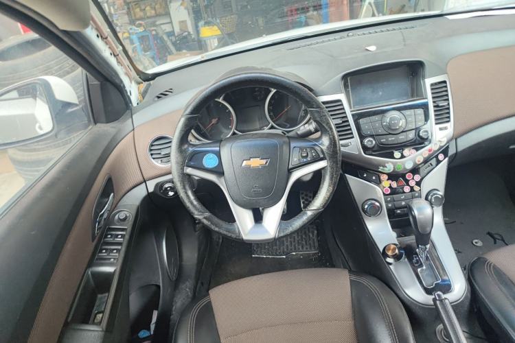 Used Chevrolet Cruze 2013 Hatchback 1.6L Automatic Luxury Model Steering Wheel