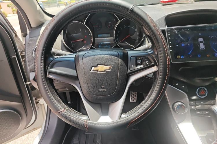 Used Chevrolet Cruze 2013 Hatchback 1.6T Automatic Flagship Model Steering Wheel