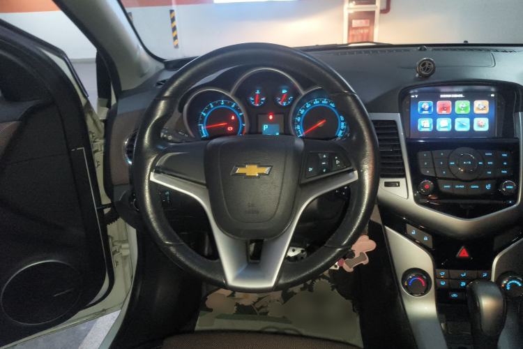 Used Chevrolet Cruze 2013 Hatchback 1.6L Automatic Luxury Model Steering Wheel