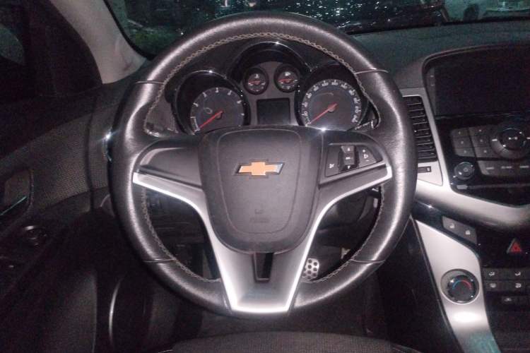 Used Chevrolet Cruze 2013 Hatchback 1.6T Automatic Flagship Model Steering Wheel