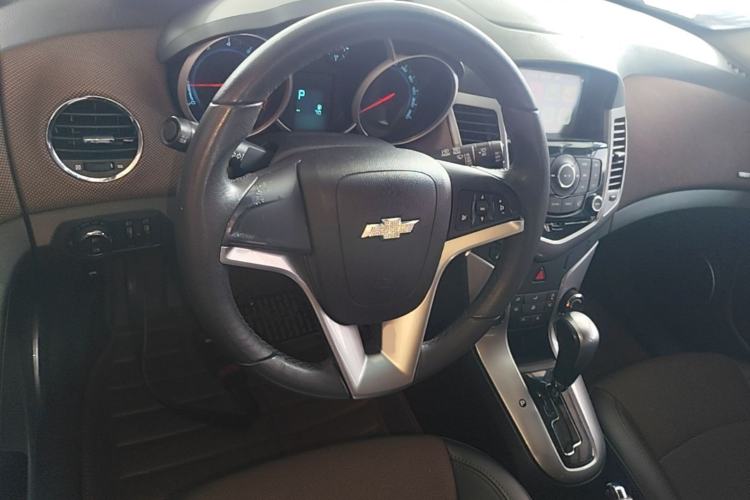 Used Chevrolet Cruze 2013 Hatchback 1.6L Automatic Luxury Model Steering Wheel