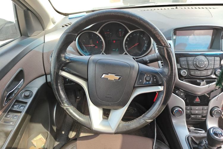 Used Chevrolet Cruze 2013 Hatchback 1.6L Manual Luxury Model Steering Wheel