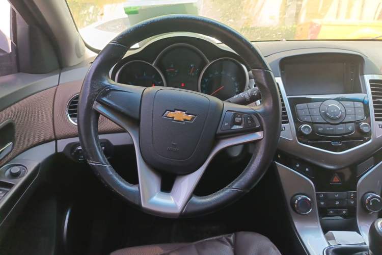 Used Chevrolet Cruze 2013 Hatchback 1.6L Manual Luxury Model Steering Wheel