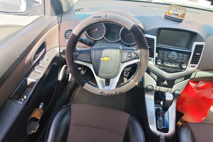 Used Chevrolet Cruze 2013 Hatchback 1.6L Automatic Luxury Model Steering Wheel