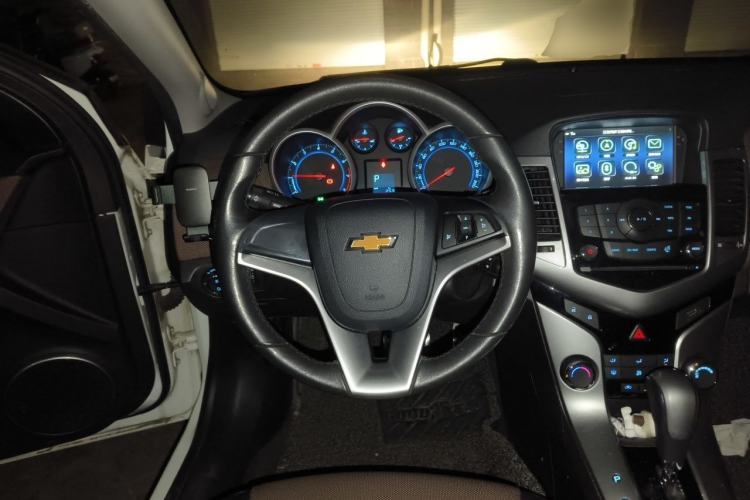 Used Chevrolet Cruze 2013 Hatchback 1.6L Automatic Luxury Model Steering Wheel
