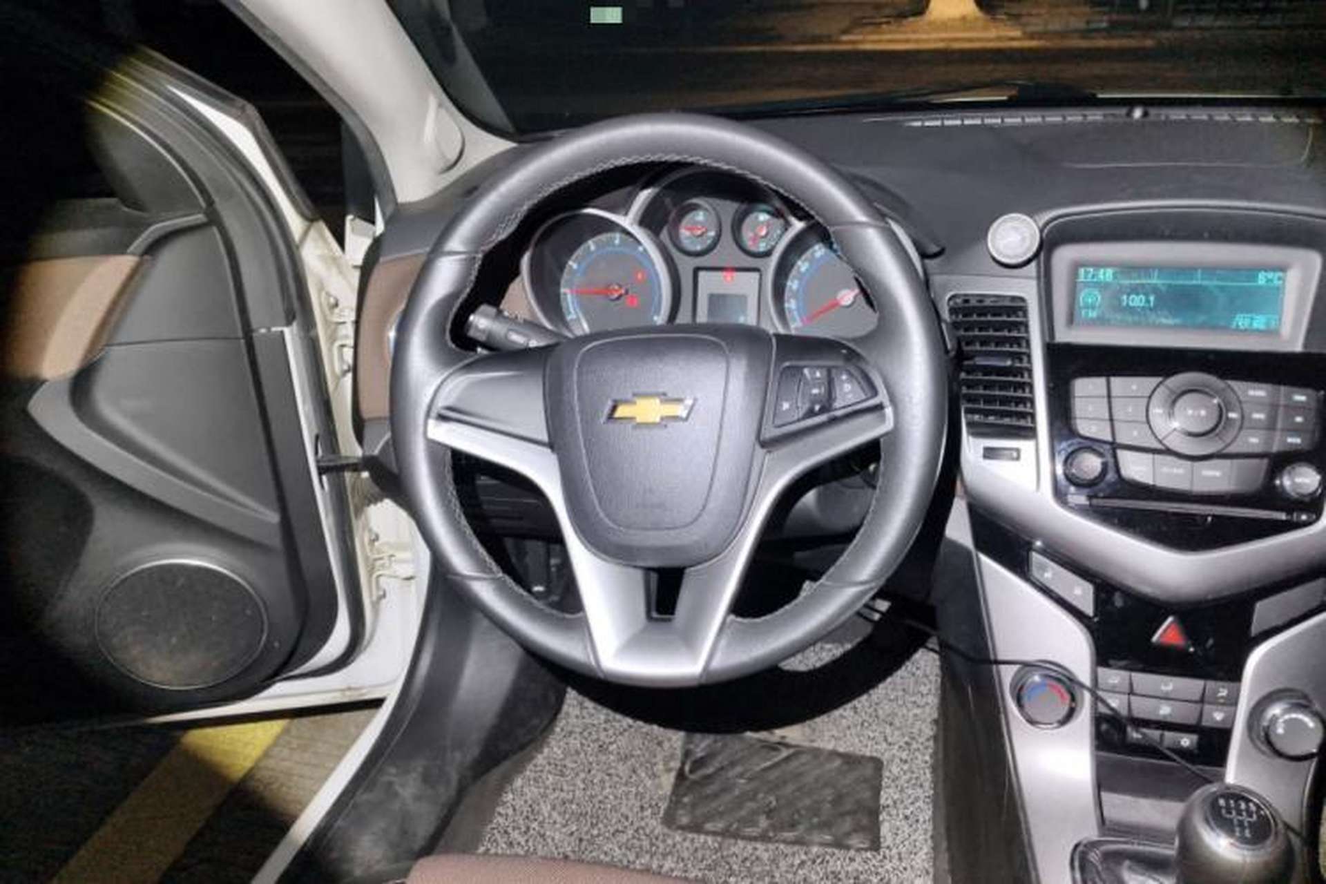 Used Chevrolet Cruze 2013 Hatchback 1.6L Manual Luxury Model Steering Wheel
