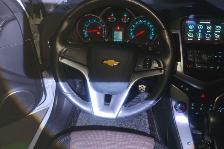 Used Chevrolet Cruze 2013 Hatchback 1.6L Automatic Luxury Model Steering Wheel