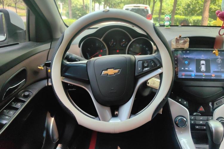 Used Chevrolet Cruze 2013 Hatchback 1.6L Automatic Luxury Model Steering Wheel