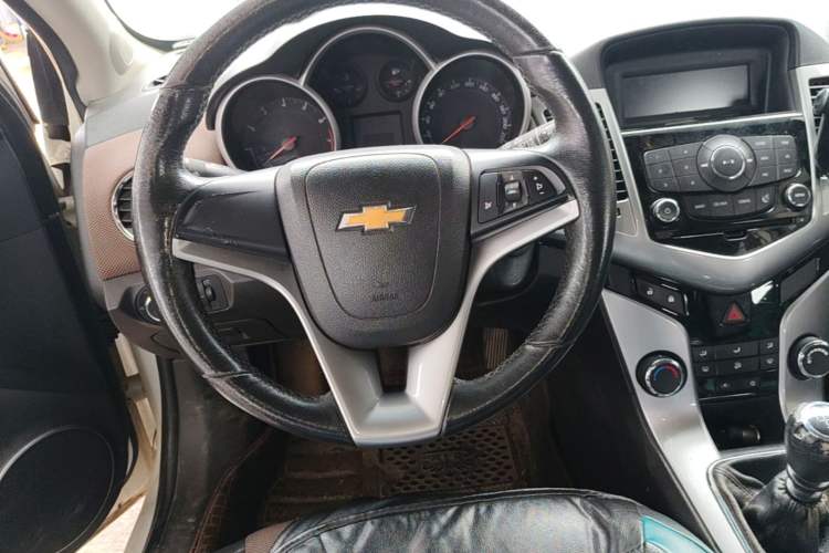 Used Chevrolet Cruze 2013 Hatchback 1.6L Manual Luxury Model Steering Wheel