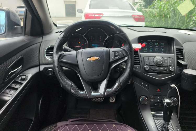 Used Chevrolet Cruze 2013 Hatchback 1.6T Automatic Flagship Model Steering Wheel