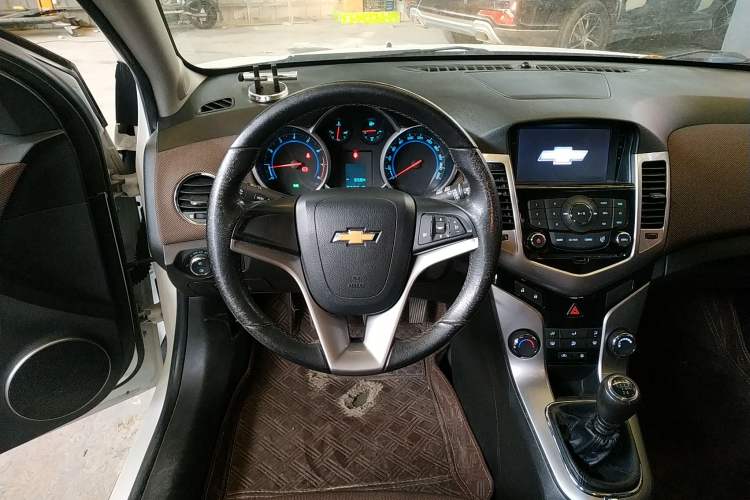 Used Chevrolet Cruze 2013 Hatchback 1.6L Manual Luxury Model Steering Wheel
