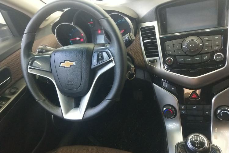 Used Chevrolet Cruze 2013 Hatchback 1.6L Manual Luxury Model Steering Wheel