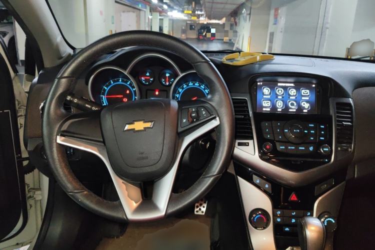 Used Chevrolet Cruze 2013 Hatchback 1.6L Automatic Luxury Model Steering Wheel