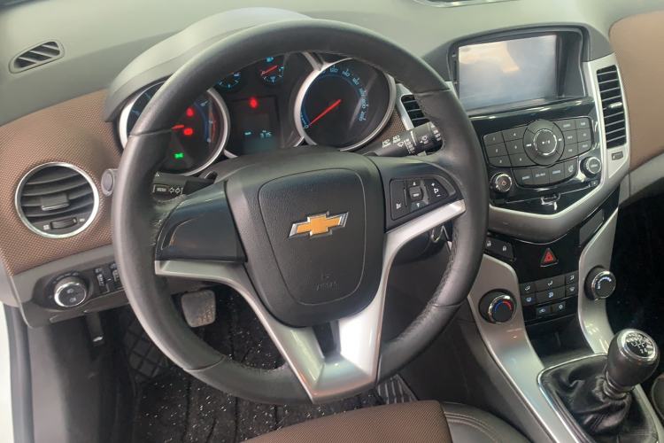 Used Chevrolet Cruze 2013 Hatchback 1.6L Manual Luxury Model Steering Wheel