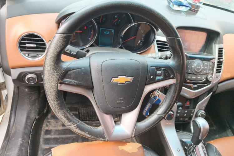 Used Chevrolet Cruze 2013 Hatchback 1.6T Automatic Flagship Model Steering Wheel