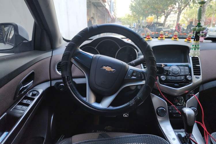 Used Chevrolet Cruze 2013 Hatchback 1.6L Automatic Luxury Model Steering Wheel