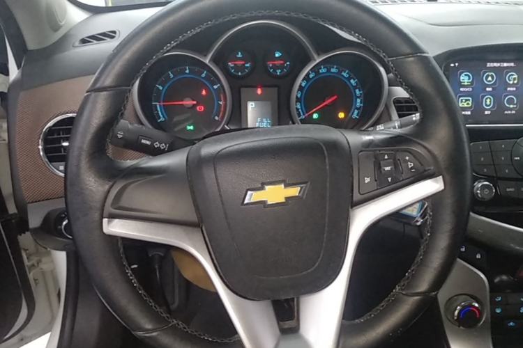 Used Chevrolet Cruze 2013 Hatchback 1.6L Automatic Luxury Model Steering Wheel