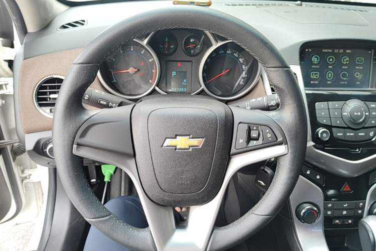 Used Chevrolet Cruze 2013 Hatchback 1.6L Automatic Luxury Model Steering Wheel