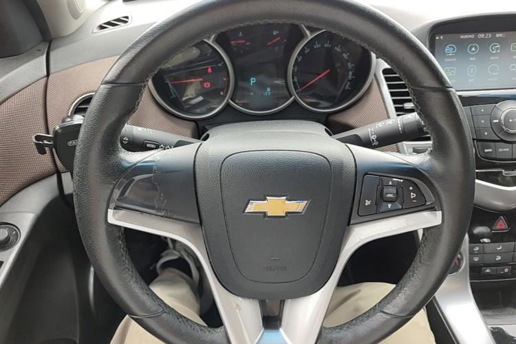 Used Chevrolet Cruze 2013 Hatchback 1.6L Automatic Luxury Model Steering Wheel