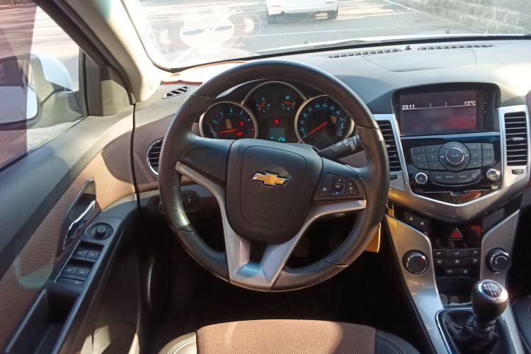 Used Chevrolet Cruze 2013 Hatchback 1.6L Manual Luxury Model Steering Wheel