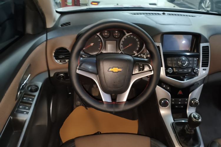 Used Chevrolet Cruze 2013 Hatchback 1.6L Manual Luxury Model Steering Wheel