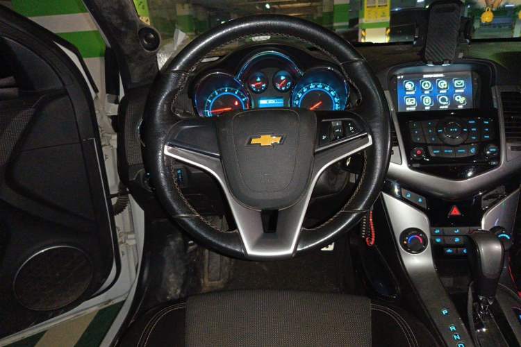 Used Chevrolet Cruze 2013 Hatchback 1.6T Automatic Flagship Model Steering Wheel
