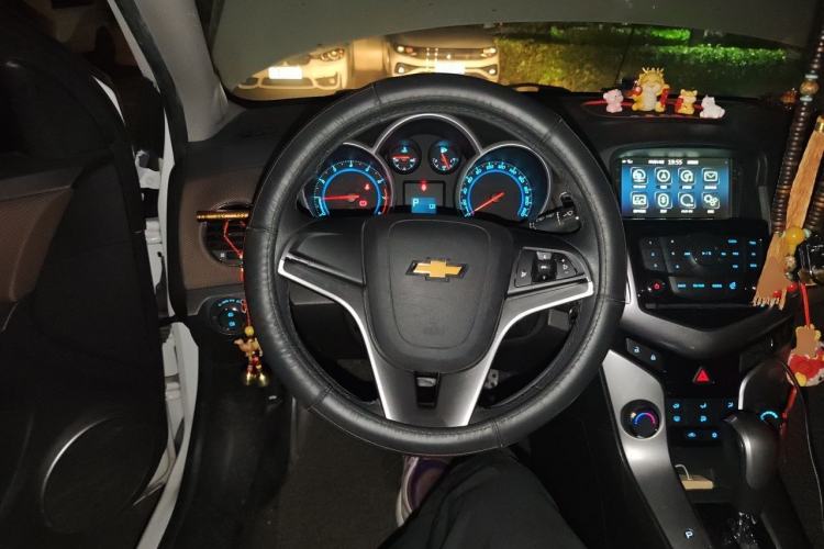 Used Chevrolet Cruze 2013 Hatchback 1.6L Automatic Luxury Model Steering Wheel