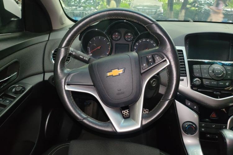 Used Chevrolet Cruze 2013 Hatchback 1.6T Automatic Flagship Model Steering Wheel