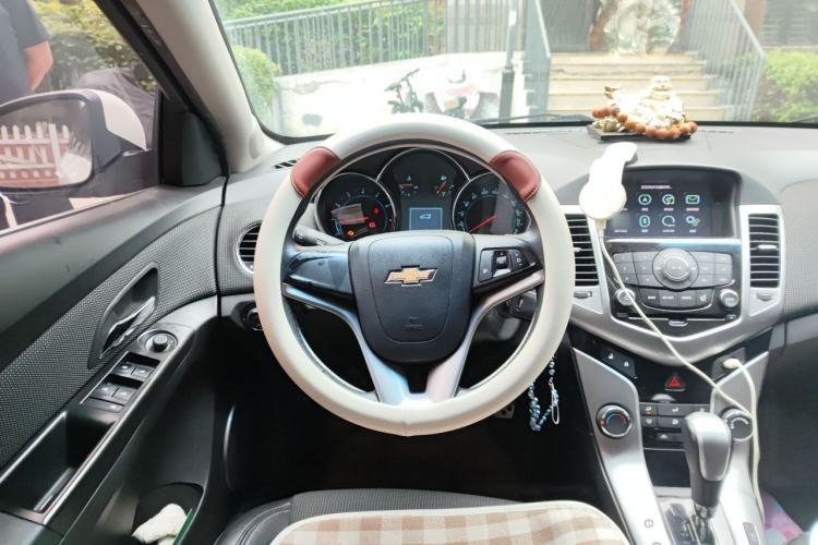 Used Chevrolet Cruze 2013 Hatchback 1.6T Automatic Flagship Model Steering Wheel