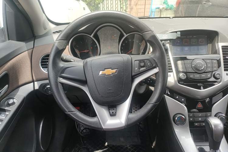 Used Chevrolet Cruze 2013 Hatchback 1.6L Automatic Luxury Model Steering Wheel