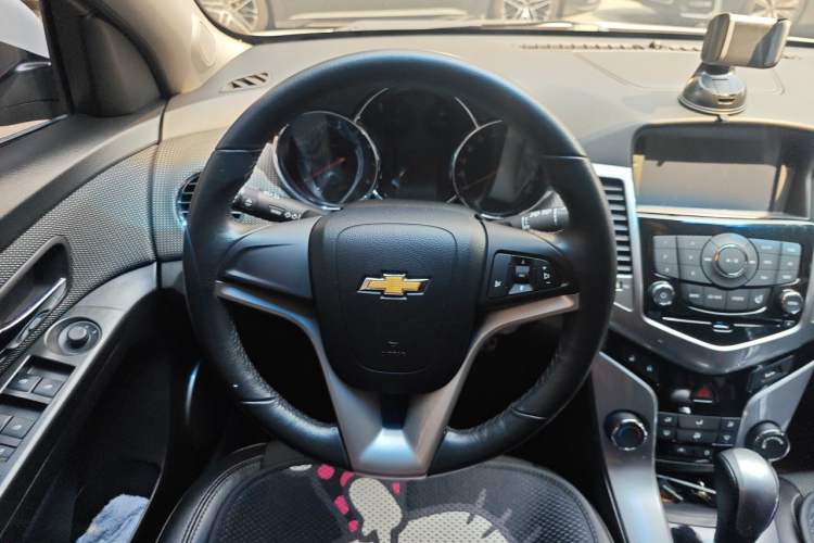 Used Chevrolet Cruze 2013 Hatchback 1.6T Automatic Flagship Model Steering Wheel