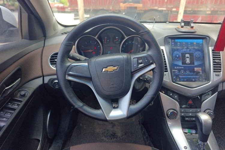 Used Chevrolet Cruze 2013 Hatchback 1.6L Automatic Luxury Model Steering Wheel