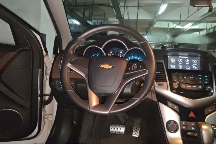 Used Chevrolet Cruze 2013 Hatchback 1.6L Automatic Luxury Model Steering Wheel