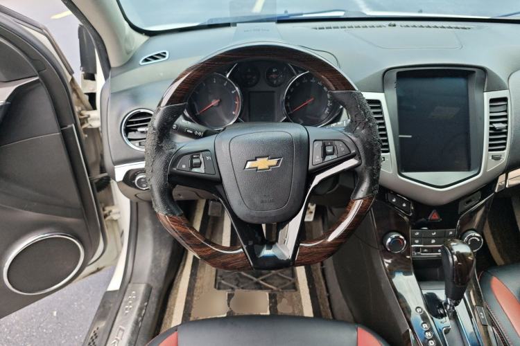 Used Chevrolet Cruze 2013 Hatchback 1.6T Automatic Flagship Model Steering Wheel