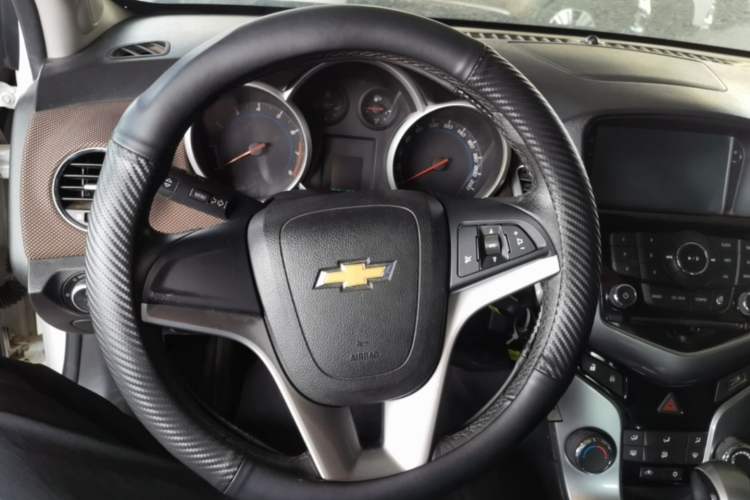 Used Chevrolet Cruze 2013 Hatchback 1.6L Automatic Luxury Model Steering Wheel
