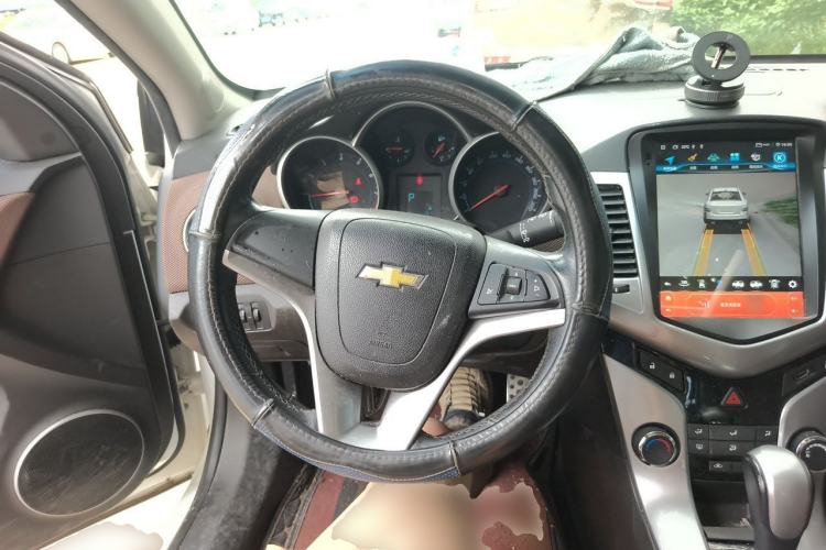 Used Chevrolet Cruze 2013 Hatchback 1.6L Automatic Luxury Model Steering Wheel