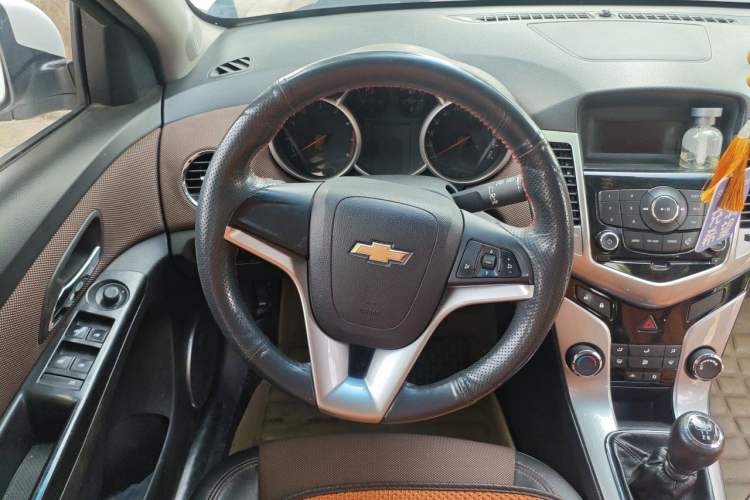 Used Chevrolet Cruze 2013 Hatchback 1.6L Manual Luxury Model Steering Wheel
