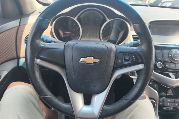 Used Chevrolet Cruze 2013 Hatchback 1.6L Automatic Luxury Model Steering Wheel