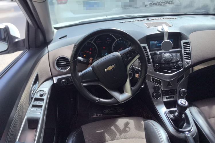 Used Chevrolet Cruze 2013 Hatchback 1.6L Manual Luxury Model Steering Wheel