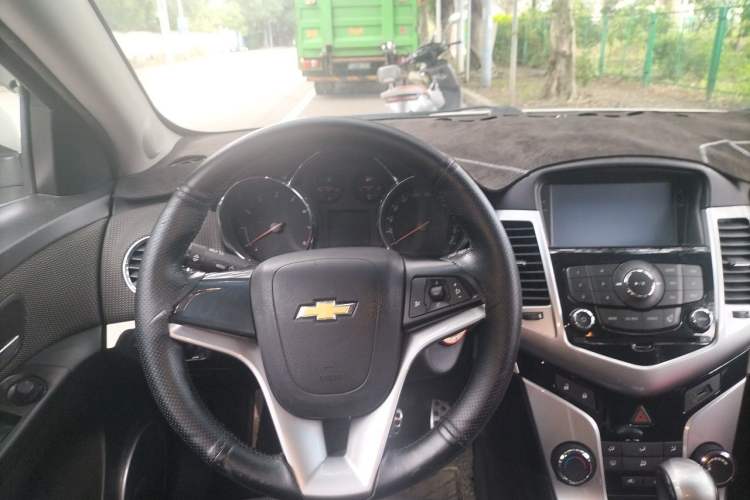 Used Chevrolet Cruze 2013 Hatchback 1.6T Automatic Flagship Model Steering Wheel