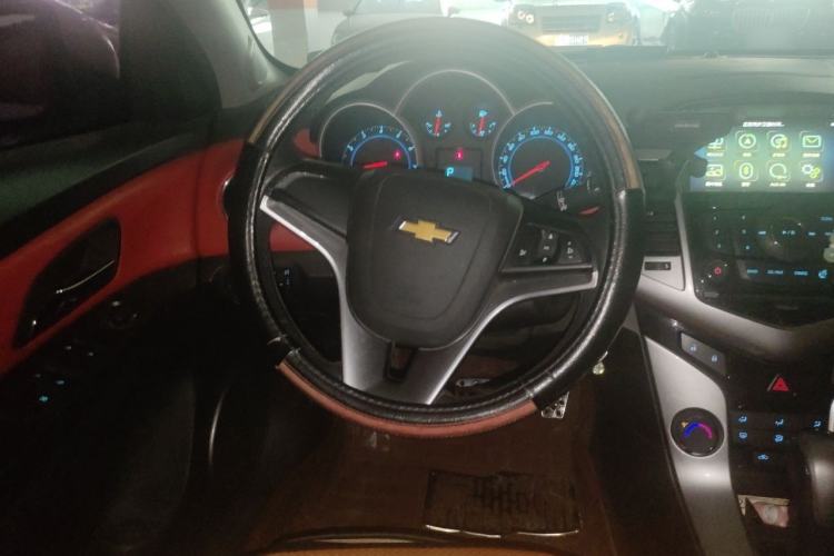 Used Chevrolet Cruze 2013 Hatchback 1.6L Automatic Luxury Model Steering Wheel