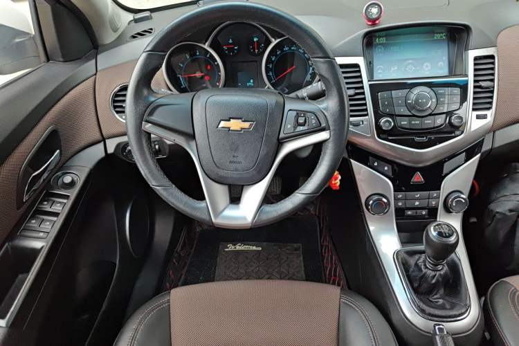 Used Chevrolet Cruze 2013 Hatchback 1.6L Manual Luxury Model Steering Wheel