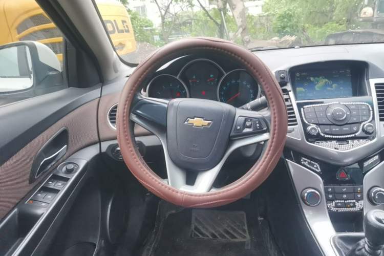 Used Chevrolet Cruze 2013 Hatchback 1.6L Manual Luxury Model Steering Wheel