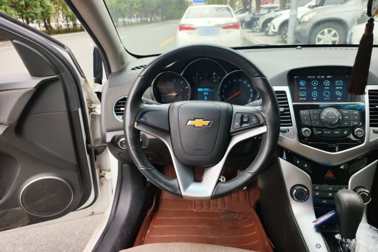 Used Chevrolet Cruze 2013 Hatchback 1.6T Automatic Flagship Model Steering Wheel