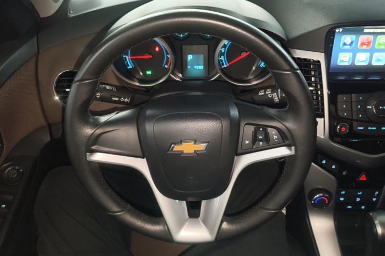 Used Chevrolet Cruze 2013 Hatchback 1.6L Automatic Luxury Model Steering Wheel